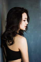 Naklejka premium Black hair woman. Beautiful brunette hairstyle fashion portrait over dark background