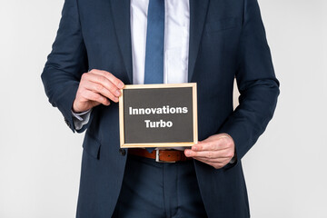 Geschäftsmann mit einer Tafel Innovations Turbo