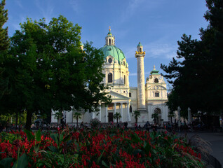 Karlskirche Wien mit Blumen im Vordergrund
