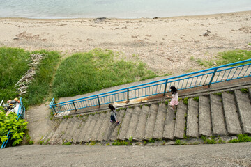 浜辺の階段を降りる女の子