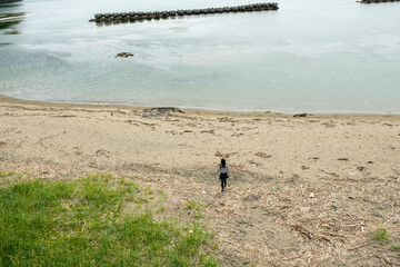 海岸を歩く女の子