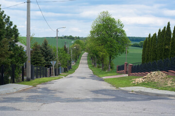 Droga przez wieś na Jurze Krakowsko-Cżęstochowskiej.