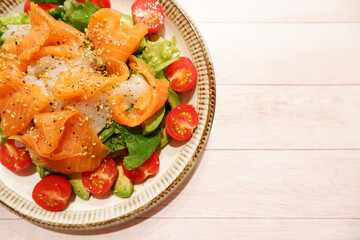 Salmon salad plate on wooden table, シーフードサラダ、彩りサラダ