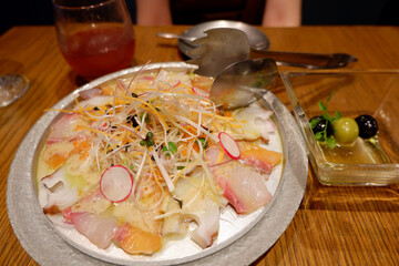 カルパッチョ、シーフードサラダ、Carpaccio of seasonal fish plate at the restaurant,
