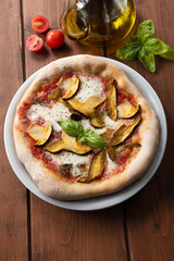 Deliziosa pizza con funghi porcini 