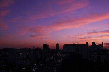 Fototapeta premium 夕景の街並