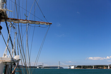 観光船と大鳴門橋