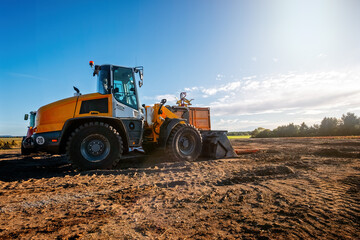 Radlader im Gegenlicht