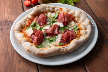 Pizza con bresaola, rucola e formaggio grana