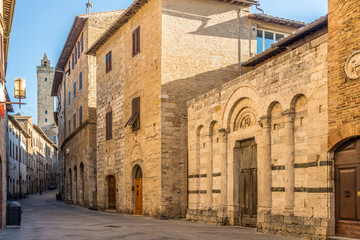 Fototapeta na wymiar In the streets of town San Gimignano - Italy