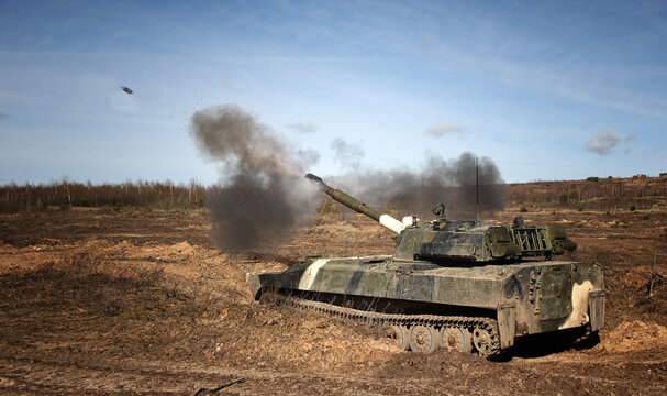 Armenian artillery mounts in the field perform shooting