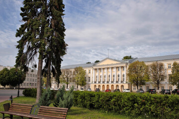 Fototapeta na wymiar Yaroslavl. Soviet square. Historical complex of buildings of Provincial offices. 18th century.