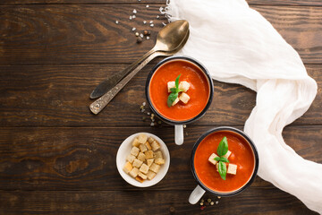 Tomato and fresh basil soup with garlic, cracked papper corns, served with cream and bread