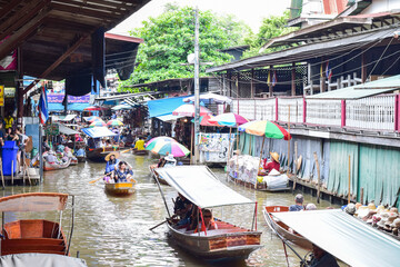Fototapeta na wymiar traveler in floating market