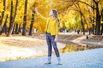 Fototapeta premium Blonde teenage girl posing in autumn park