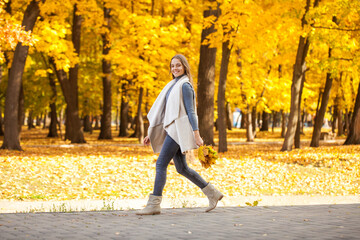 Obraz premium young beautiful blonde girl walking in autumn park