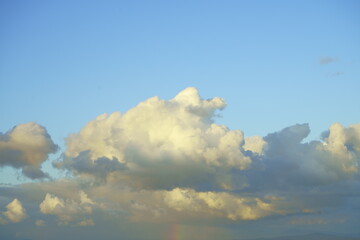 秋空と雲から射し込む虹