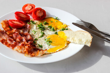 breakfast heifer scrambled eggs, tomatoes, fried bacon