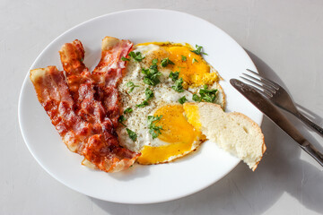 breakfast heifer scrambled eggs, tomatoes, fried bacon
