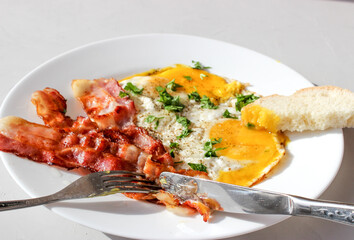 breakfast heifer scrambled eggs, tomatoes, fried bacon