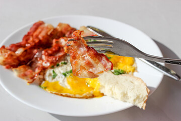 breakfast heifer scrambled eggs, tomatoes, fried bacon