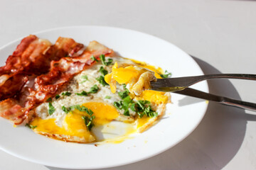 breakfast heifer scrambled eggs, tomatoes, fried bacon