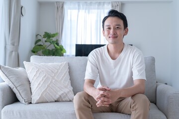 Fototapeta premium 部屋でくつろぐアジア人男性