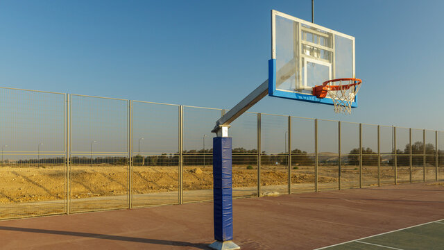 The transparent basketball board