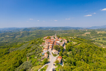 Fototapeta na wymiar Das Dorf Dracuc in Kroatien, auch als istrisches Hollywood bezeichnet, von oben 