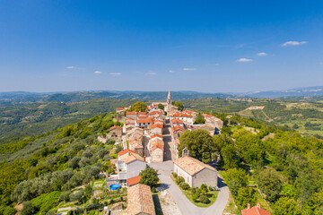 Das Dorf Dracuc in Kroatien, auch als istrisches Hollywood bezeichnet, von oben 