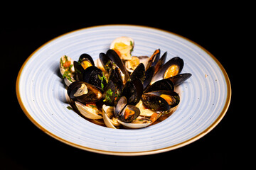 Plating. Marine preparations. Shells. Seafood.
