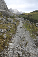 Wanderweg im Karwendelgebirge in Österreich / Tirol