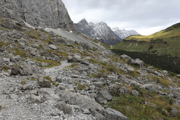 Fototapeta na wymiar Wanderweg mit Markierung im Karwendelgebirge in Österreich / Tirol