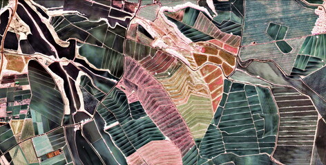 Panele Szklane  tekstura, fotografia abstrakcyjna pól Hiszpanii z lotu ptaka, widok z lotu ptaka, przedstawienie obozów pracy ludzkiej, sztuka abstrakcyjna,