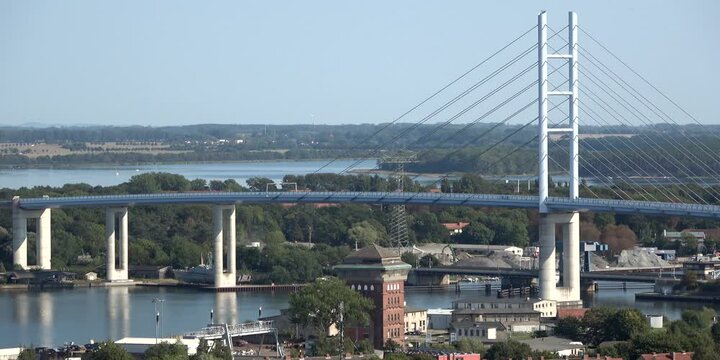R&uuml;genbr&uuml;cke und Geb&auml;ude von Stralsund