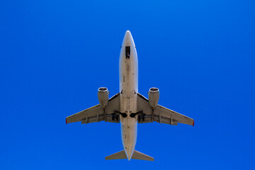 Fototapeta na wymiar Airliner coming in for landing on a clear blue day.