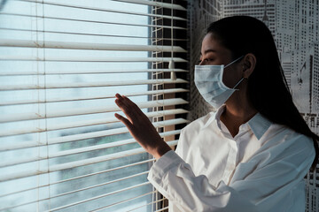 woman wear a hygienic mask 'cause she get sick.