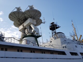 Parabolic radar on a scientific ship