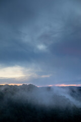 Fototapeta na wymiar Abend Nebel über Landschaft mit bewaldetem Tal