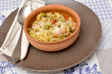 pasta con minestrone di verdure piatto classico italiano di inverno