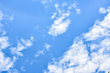 Obraz premium Beautiful white clouds against the blue sky