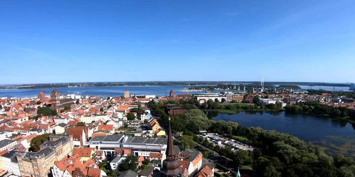 Schwenk über Stralsund