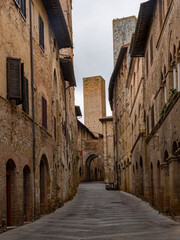 Fototapeta na wymiar Gasse in der Altstadt von San Gimignano in der Toskana in Italien 