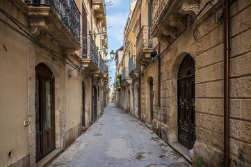 Fototapeta na wymiar Enge Gasse in einer sizilianischen Altstadt als typische italienische Innenstadt