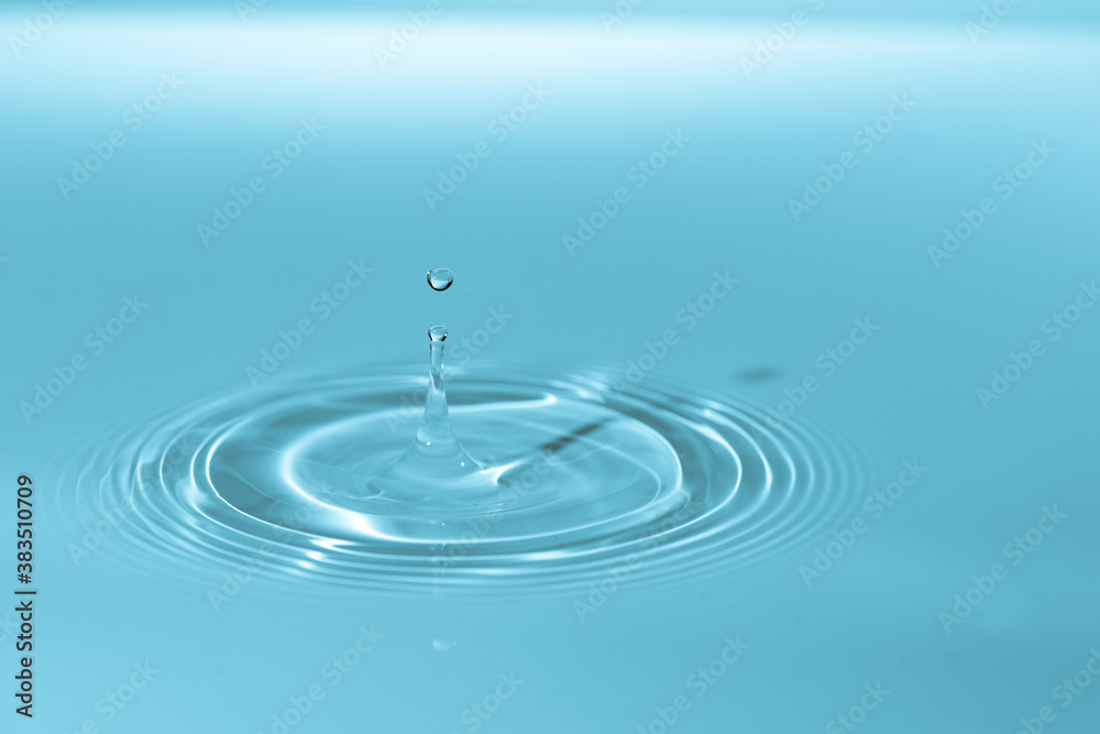 Wall mural drop of water drop to the surface. waves on the surface of the water from a collision