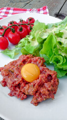 steak tartare de boeuf accompagné de salade verte