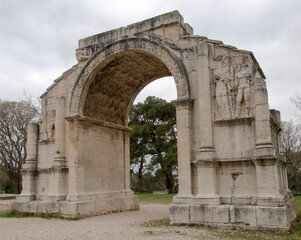 Fototapeta na wymiar Arc de triomphe aux Antiques de Saint-Rémy-de-Provence, France