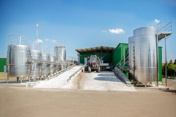 Obraz premium Big stainless steel reservoirs for the fermentation of wine.