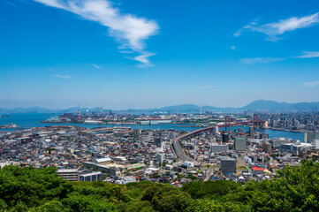 Obraz premium 夏の高塔山展望台から見る北九州の都市景観