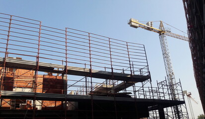 Lavori in corso nel cantiere edile per costruire case e uffici - business